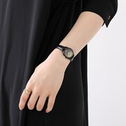 佐野万次郎モデルの腕時計の使用イメージ。