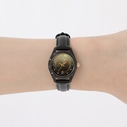 佐野万次郎モデルの腕時計の使用イメージ。