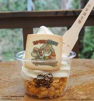 鬼太郎茶屋でテイクアウト専用で販売される「ミニサンデー」。