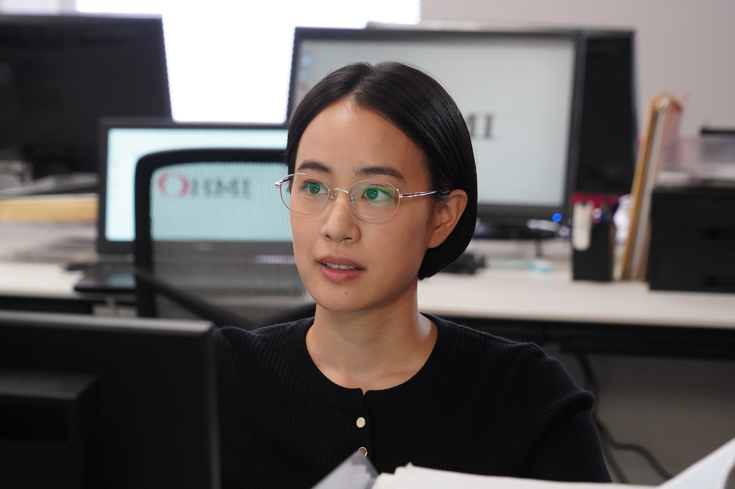 石橋静河扮する梨田友子。