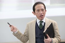 松田洋治分する川原教授。 (c)「不幸くんはキスするしかない！」製作委員会・MBS