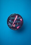 「マグメル深海水族館」のクリアステッカー。