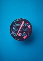 「マグメル深海水族館」のクリアステッカー。