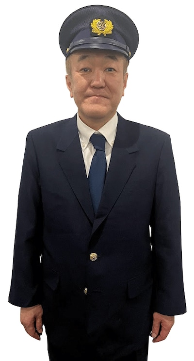 温水洋一扮する運転手。