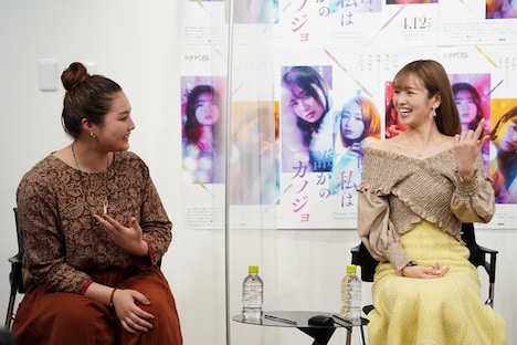 左から箭内夢菜、横田真悠。