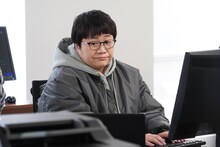 ドラマ「悪女（わる）～働くのがカッコ悪いなんて誰が言った？～」より、近藤春菜演じる川端光。