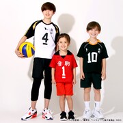 アニメ「ハイキュー!!」をモチーフにしたキッズ用Tシャツの着用イメージ。