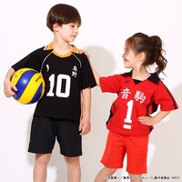 アニメ「ハイキュー!!」をモチーフにしたキッズ用Tシャツの着用イメージ。