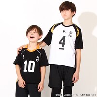 アニメ「ハイキュー!!」をモチーフにしたキッズ用Tシャツの着用イメージ。