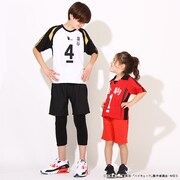 アニメ「ハイキュー!!」をモチーフにしたキッズ用Tシャツの着用イメージ。