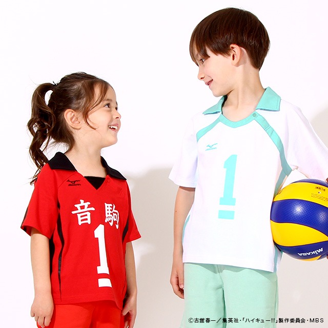 アニメ「ハイキュー!!」をモチーフにしたキッズ用Tシャツの着用イメージ。