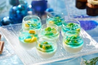 七瀬遙をイメージしたパンナコッタ、ブルーキュラソーのジュレ、レモンのジュレ、マンゴー。