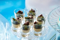 橘真琴をイメージしたほうじ茶のブランマンジェ、抹茶寒天、あんこ。