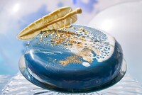 後半期間のアントルメ「始まりと旅立ちの海で ～深青のグラサージュ仕上げココナッツムース～」。