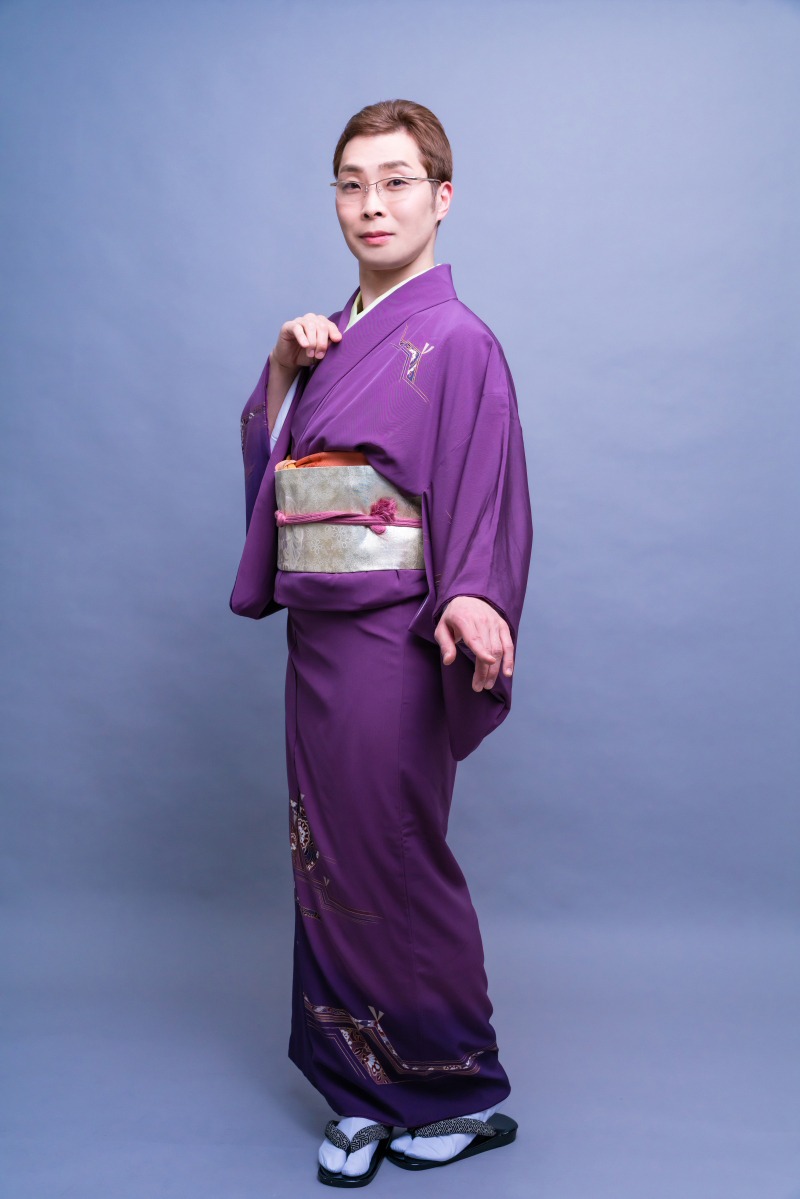 ママ役の三宅祐輔。