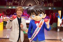 「クイズ！あなたは小学5年生より賢いの？」に出演する古谷徹と江戸川コナン。