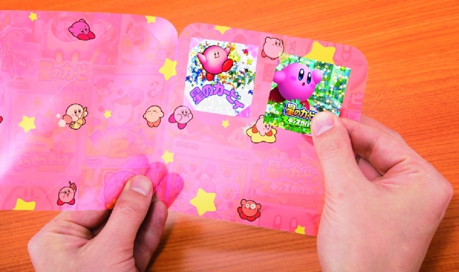 「星のカービィ」のクリアファイルとステッカー。