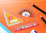 ゲームアプリ「にゃんこ大戦争」のイラストがあしらわれた定規、分度器、三角定規の3点セット。