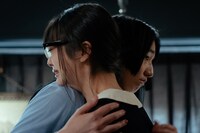 ドラマ「平田さん」より、長井短演じる平田さんと山下リオ演じるメガネ。