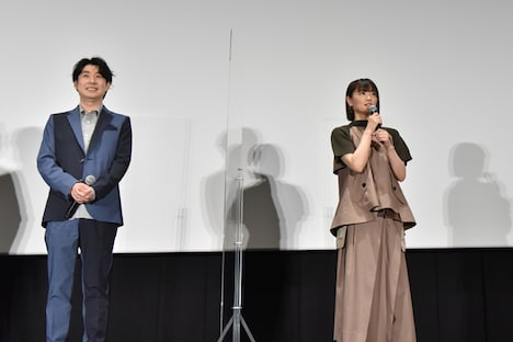 左から鈴村健一、遠藤綾。