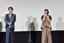 左から鈴村健一、遠藤綾。