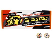 缶バッジ2個付きのスポーツタオル。 (c)古舘春一／集英社