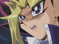 TVアニメ「遊☆戯☆王デュエルモンスターズ」第131話より。対戦者は主人公の闇遊戯と、そのライバルの海馬。闇遊戯は「オシリスの天空竜」、海馬は「オベリスクの巨神兵」という強力なモンスターカードをそれぞれ召喚しており、第131話ではこの2体をめぐる攻防戦が描かれる。