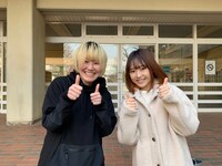 写真左から上村奈帆、Riju。