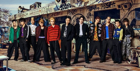 鬼邪高校チームビジュアル。左から中島健演じる中岡、神尾楓珠演じる中越、うえきやサトシ演じる清史、佐藤流司演じる泰志、吉野北人演じる高城司、川村壱馬演じる花岡楓士雄、前田公輝演じる轟洋介、龍演じる芝マン、鈴木昂秀演じる辻、福山康平演じるジャム男、森崎ウィン演じる基晃。