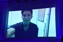 新田真剣佑のコメント映像。