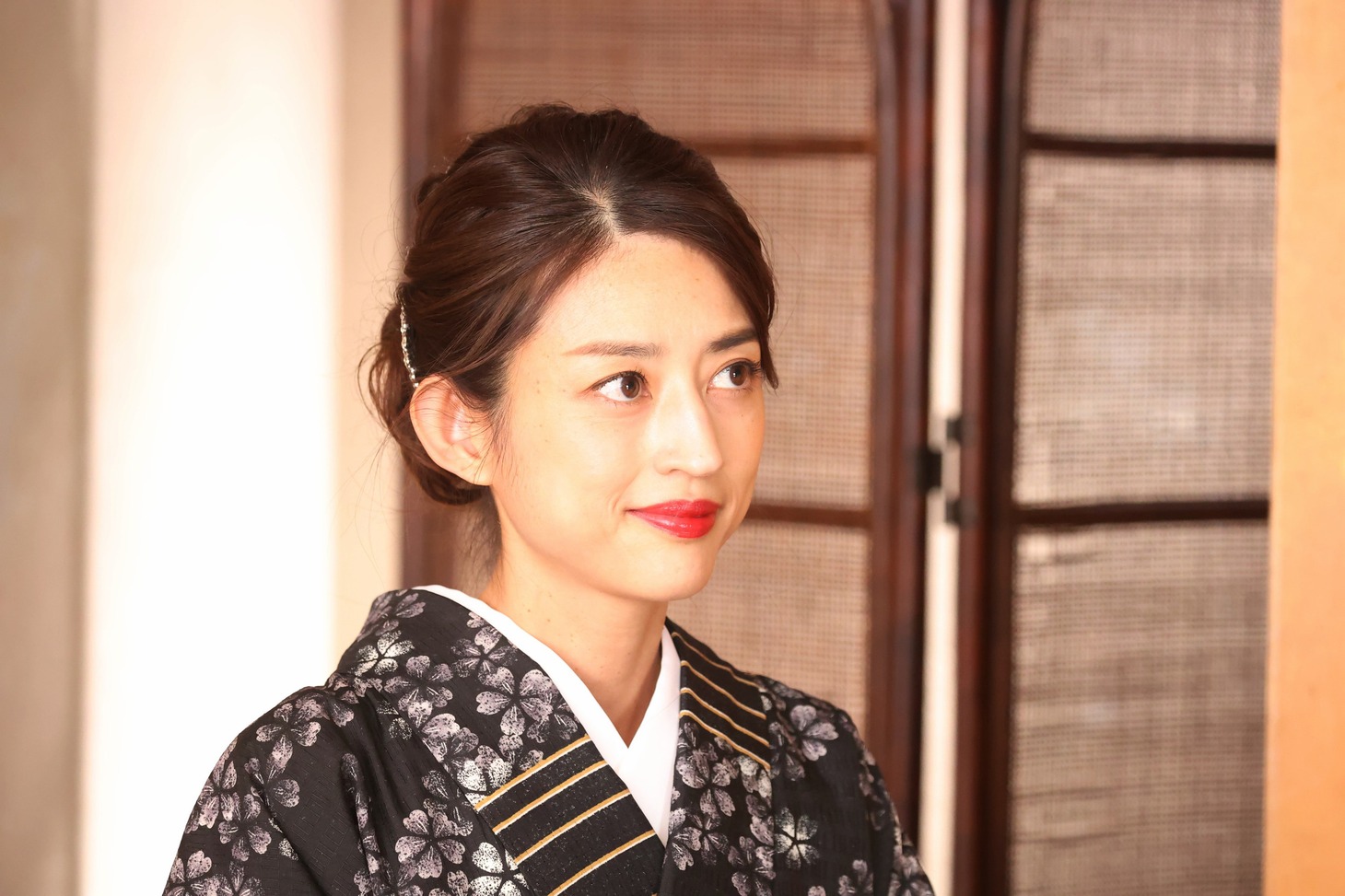 ドラマ「やんごとなき一族」より、小沢真珠扮する葛西綾。