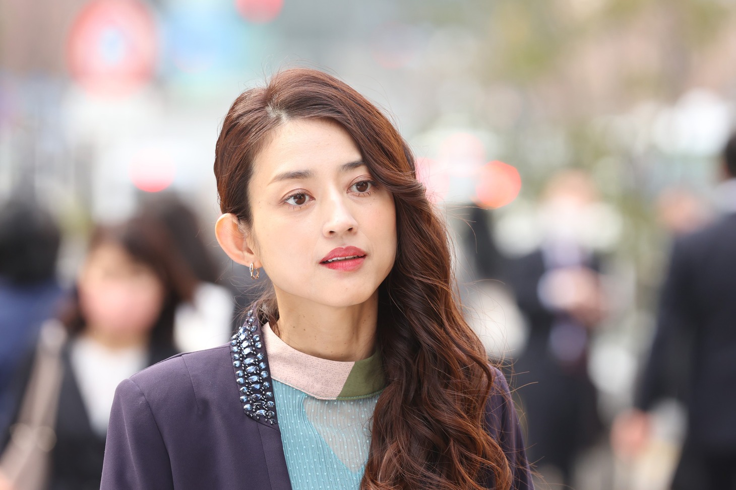 ドラマ「やんごとなき一族」より、小沢真珠扮する葛西綾。