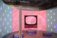 「コジコジ万博」より「ディスコ☆ポケット カウボーイ」の様子。場内に用意されたアイテムを使えば、自分もテレビの中に入って踊る姿が撮影できる。