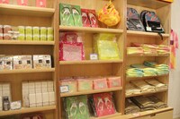 「メルヘン通り商店街」に用意されたオリジナルグッズの一部。