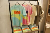 「メルヘン通り商店街」に用意されたオリジナルグッズの一部。