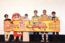 「映画クレヨンしんちゃん もののけニンジャ珍風伝」公開記念舞台挨拶の様子。左から小林由美子、しんのすけ、川栄李奈、岩井勇気、澤部佑、橋本昌和監督。