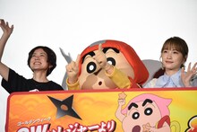 左から小林由美子、しんのすけ、川栄李奈。