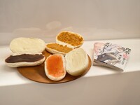 吉田パンで販売されているコッペパン。手前からジャムマーガリン、マーガリン、カレー。