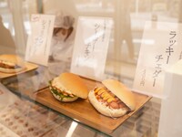吉田パンの店頭ディスプレイ。ラッキーチェダーやシーザーチキンなどおかず系のコッペパンも多数用意されている。
