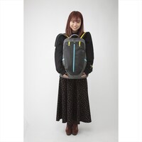 「ガンダムシリーズ パイロットスーツリュックサック」より、「ハサウェイモデル」の着用イメージ。