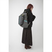 「ガンダムシリーズ パイロットスーツリュックサック」より、「ハサウェイモデル」の着用イメージ。