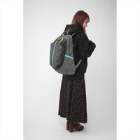 「ガンダムシリーズ パイロットスーツリュックサック」より、「ハサウェイモデル」の着用イメージ。