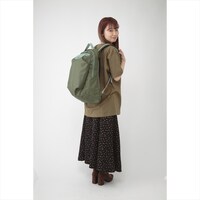 「ガンダムシリーズ パイロットスーツリュックサック」より、「ジオンモデル」の着用イメージ。