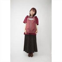 「ガンダムシリーズ パイロットスーツリュックサック」より、「シャアモデル」の着用イメージ。