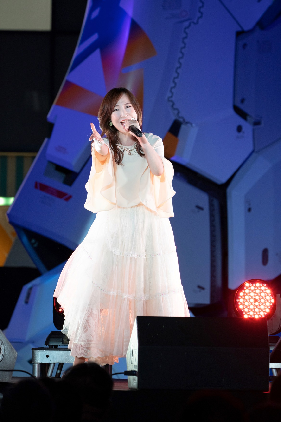 実物大νガンダム立像の足元で歌う森口博子。