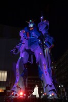 実物大νガンダム立像の足元で歌う森口博子。