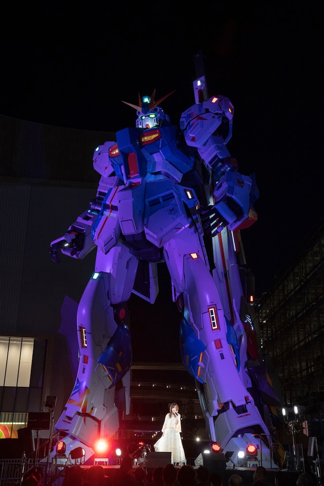 実物大νガンダム立像の足元で歌う森口博子。