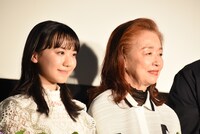 左から芦田愛菜、宮本信子。