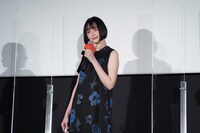 ライブビューイングのカメラに向かって目線を送る玉城ティナ。