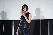 ライブビューイングのカメラに向かって目線を送る玉城ティナ。